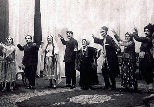 1928/29 illər Dövlət Opera və Balet Teatrı. Soldan sağa: Gülçöhrə - X.Gacar, Əsgər -H.Hacıbababəyov, Süleyman - M.Bağırov, Soltan bəy - Ə.Hüseynzadə, Telli -H.Rzayeva.