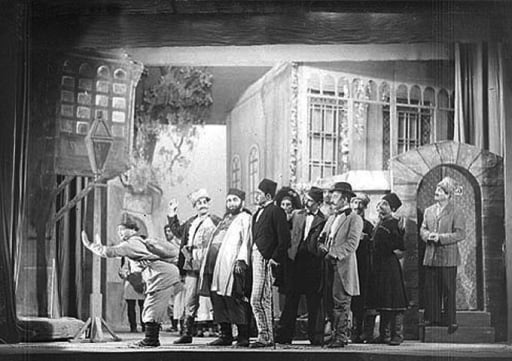 1942-43 illər. II pərdə Rejissor - Ş.Bədəlbeyli. Azərbaycan Dövlət Musiqili Komediya Teatrı. 