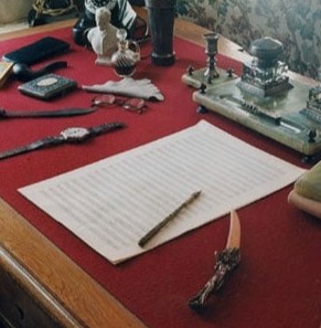 Ü.Hacıbəylinin iş masası