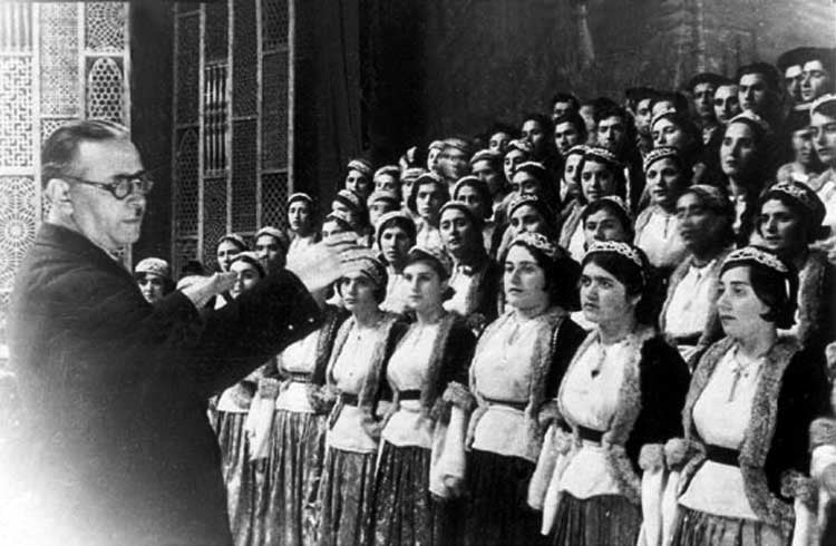 Ü.Hacıbəyli Filarmoniyanın xoruna dirijorluq edir