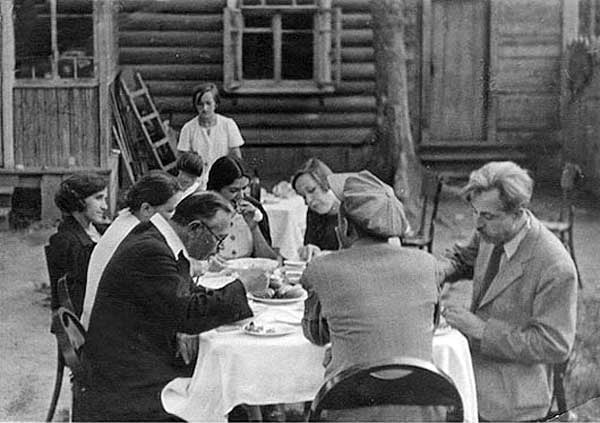 Ü.Hacıbəyli qohumları arasında