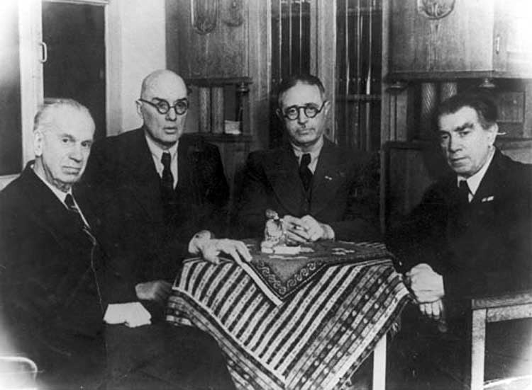 Ü.Hacıbəyli həmkarlar arasında