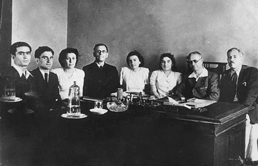 Ü.Hacıbəyli sənət dostları ilə