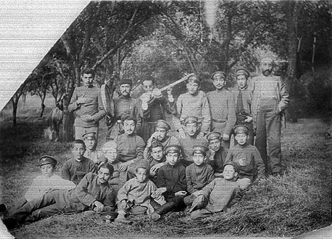 Şuşada realnı məktəbin bir qrup tələbəsi. Rus dili müəllimi Əmirov Mirzə Aslan