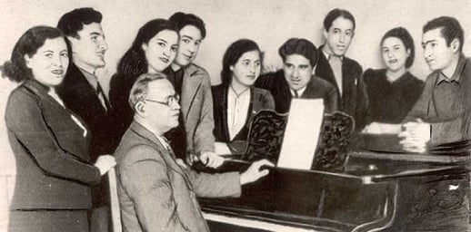 Ü.Hacıbəyli tələbələri ilə