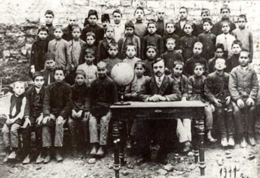 Ü.Hacıbəyli öz şagirdləri arasında.