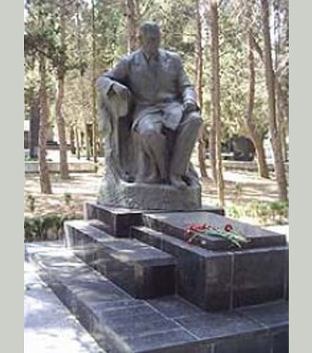 Ü.Hacıbəylinin qəbirüstü abidəsi