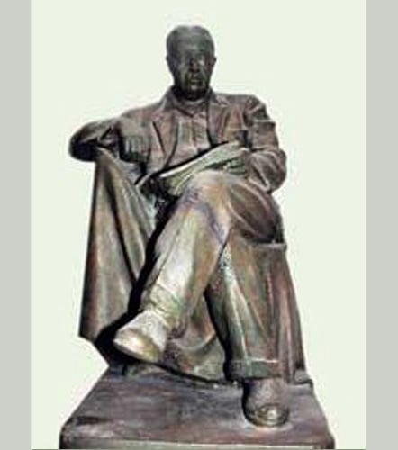 Ü.Hacıbəylinin heykəli