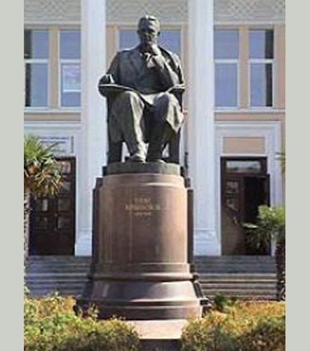 Bakı Musiqi Akademiyasının qabağında Ü.Hacıbəylinin heykəli